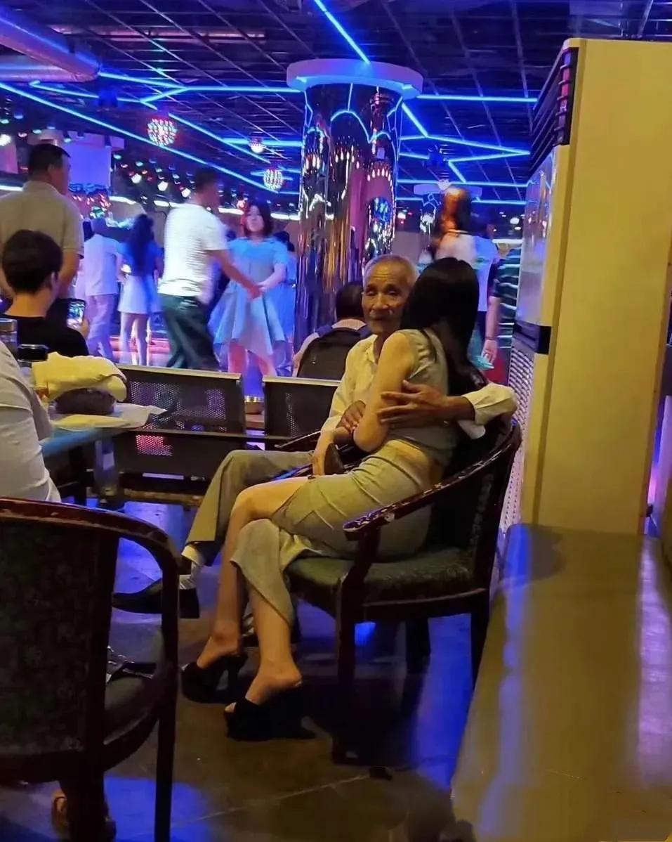 这是网上流传的一张照片，一个老大爷在酒吧搂着一个年轻漂亮的姑娘，大爷就是大爷，不