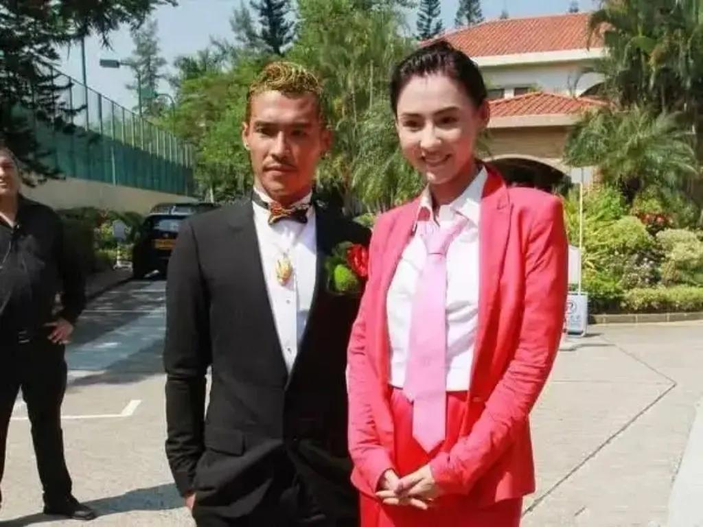 张柏芝和弟弟张豪龙的合影，俩人黑白分明，颜值差了一个珠穆朗玛峰。
很多人都不知道