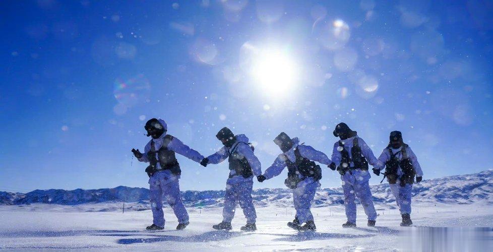 【辛苦了！ 】近日，新疆塔城地区迎来大雪，驻守在这里的新疆塔城军分区巴依木扎边防