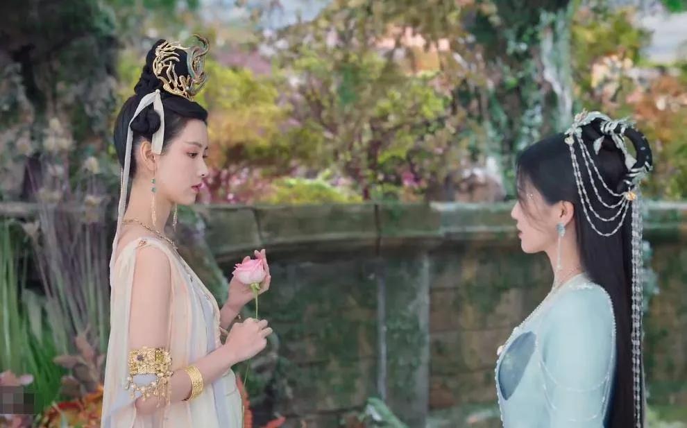 《长月烬明》中，白鹿的颜值确实被碾压了！

其实我也挺喜欢白鹿的，更多的是喜欢她