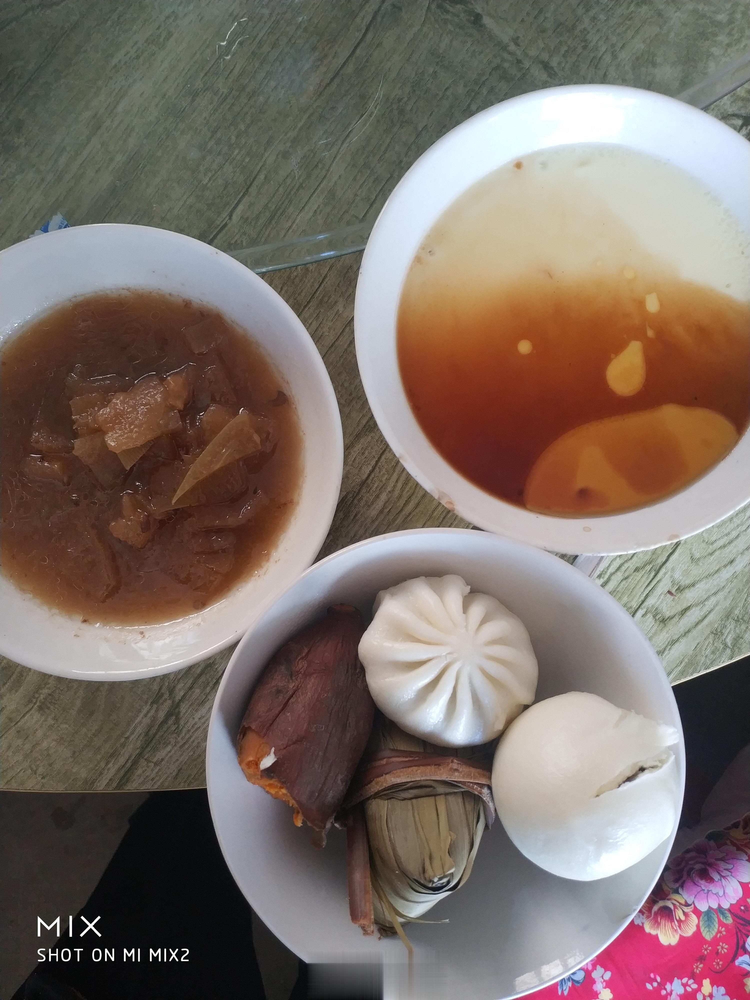 今天午饭，有豆沙馅包子、菜馅包子、粽子、红瓤白薯、熬冬瓜、鸡蛋糕、米饭未端上来。