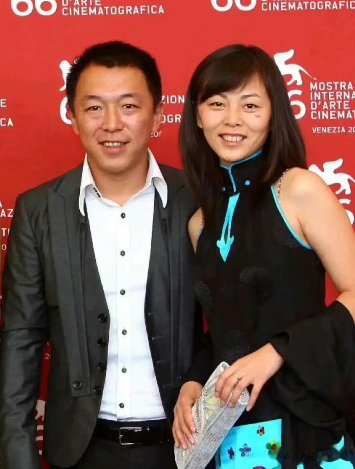 黄渤和老婆真的超有夫妻相！
老婆问黄渤：“你能告诉我出名之后还对我不离不弃的原因