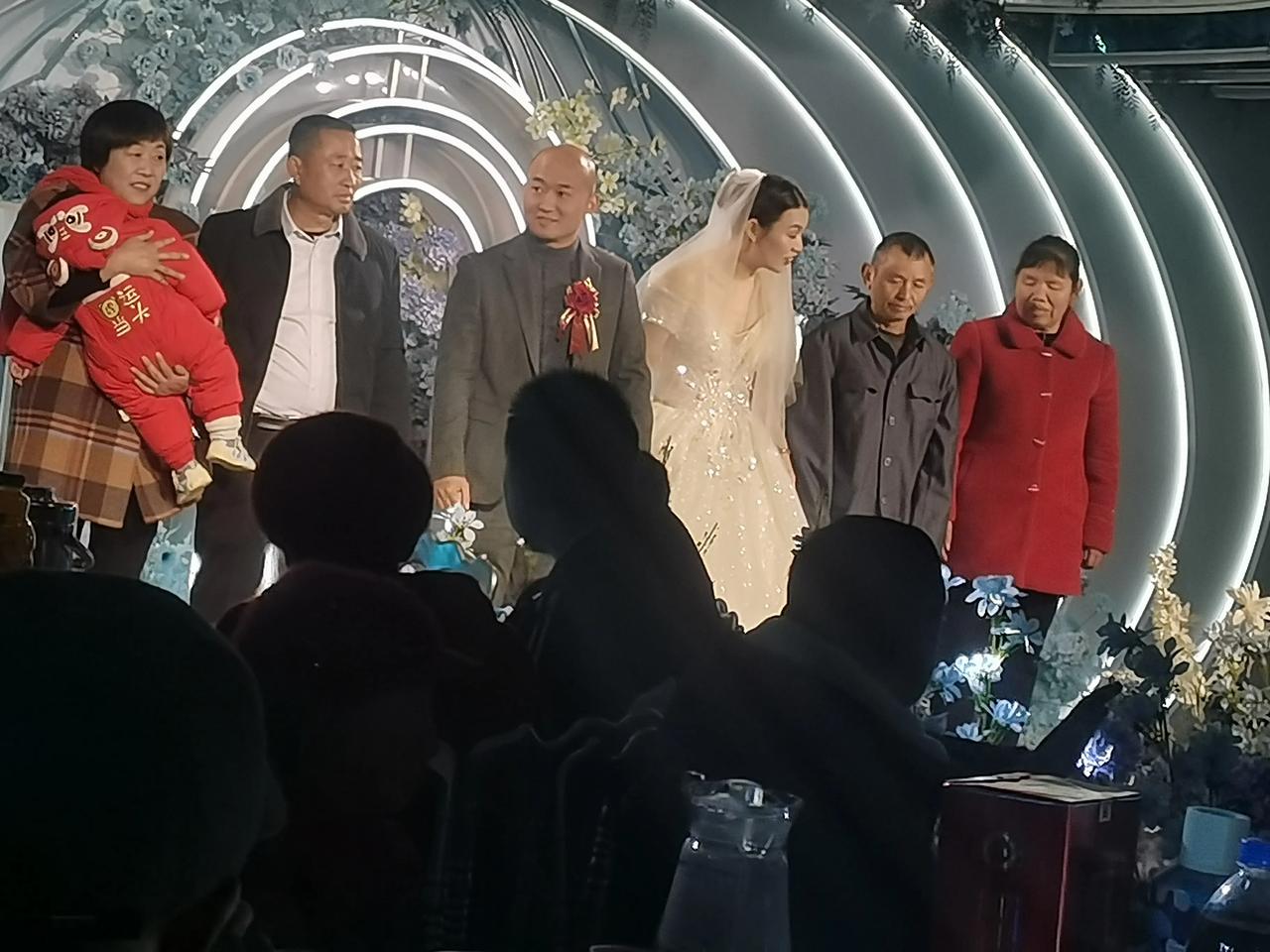 特殊的意义照片，你看到了吗[玫瑰]

故事发生在我们村里，一个一岁的宝宝来到了爸