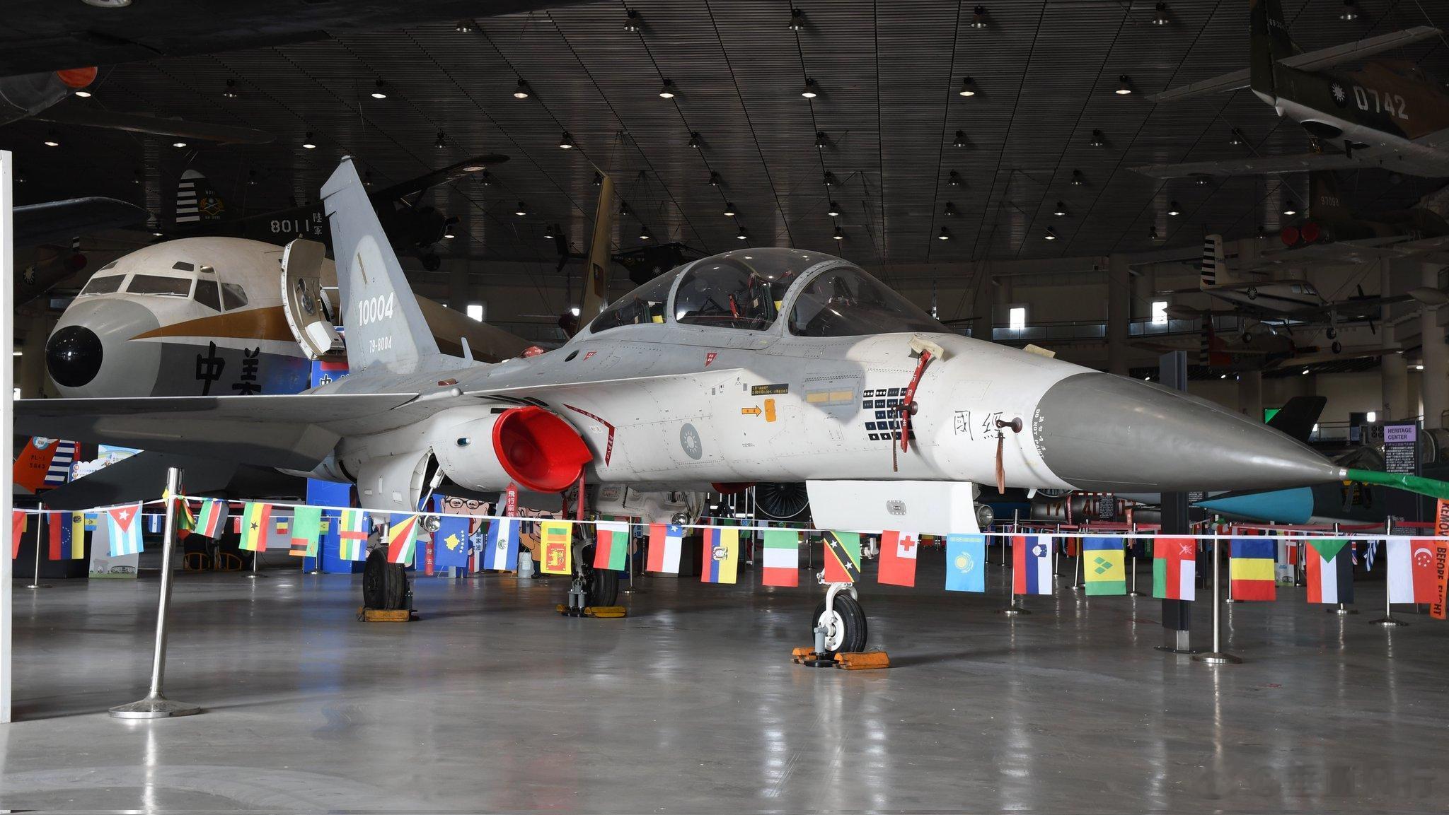 进入高雄航空教育展示馆的IDF双座机（型号为F-CK-1B）首架原型机10004