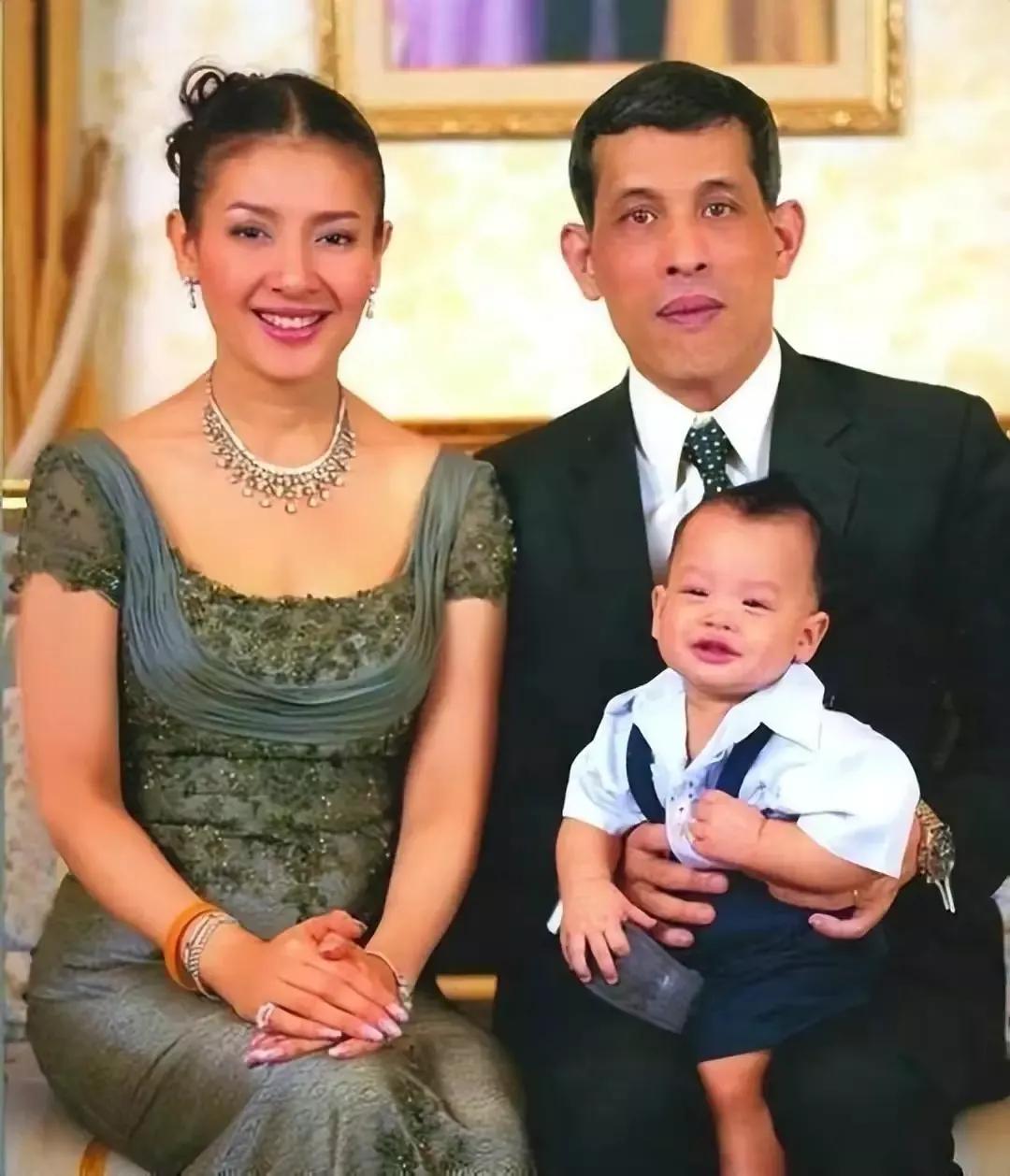 这是泰王的第二任老婆生的儿子，王妃余瓦达的大儿子，因为余瓦达被泰王驱逐，所以她生