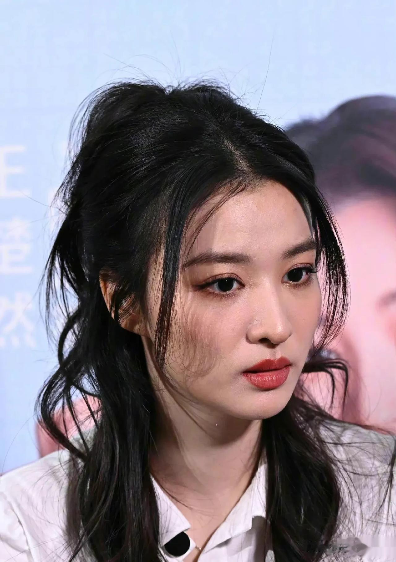 王楚然生图再次被吐槽！

怼脸生图这个状态真的丑吗？我觉得五官还是美的吧，只是皮
