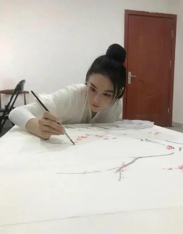 张馨予竟然还有这种才艺？
这身上的文化感和高级感瞬间爆棚了！