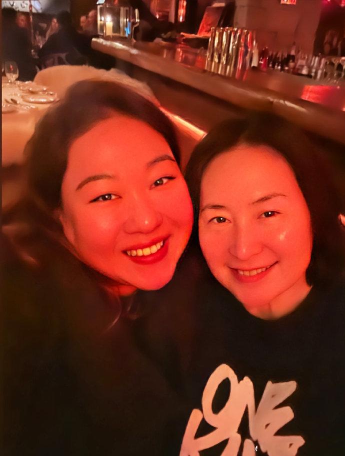 何超琼和干女儿聚会，两人还真像