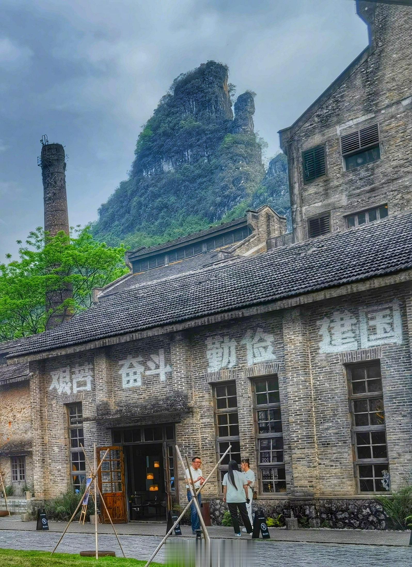 从喜马拉雅山脉的雪域219国道归来，又来到阳朔糖舍，房间阳台外就是山水画般的山水