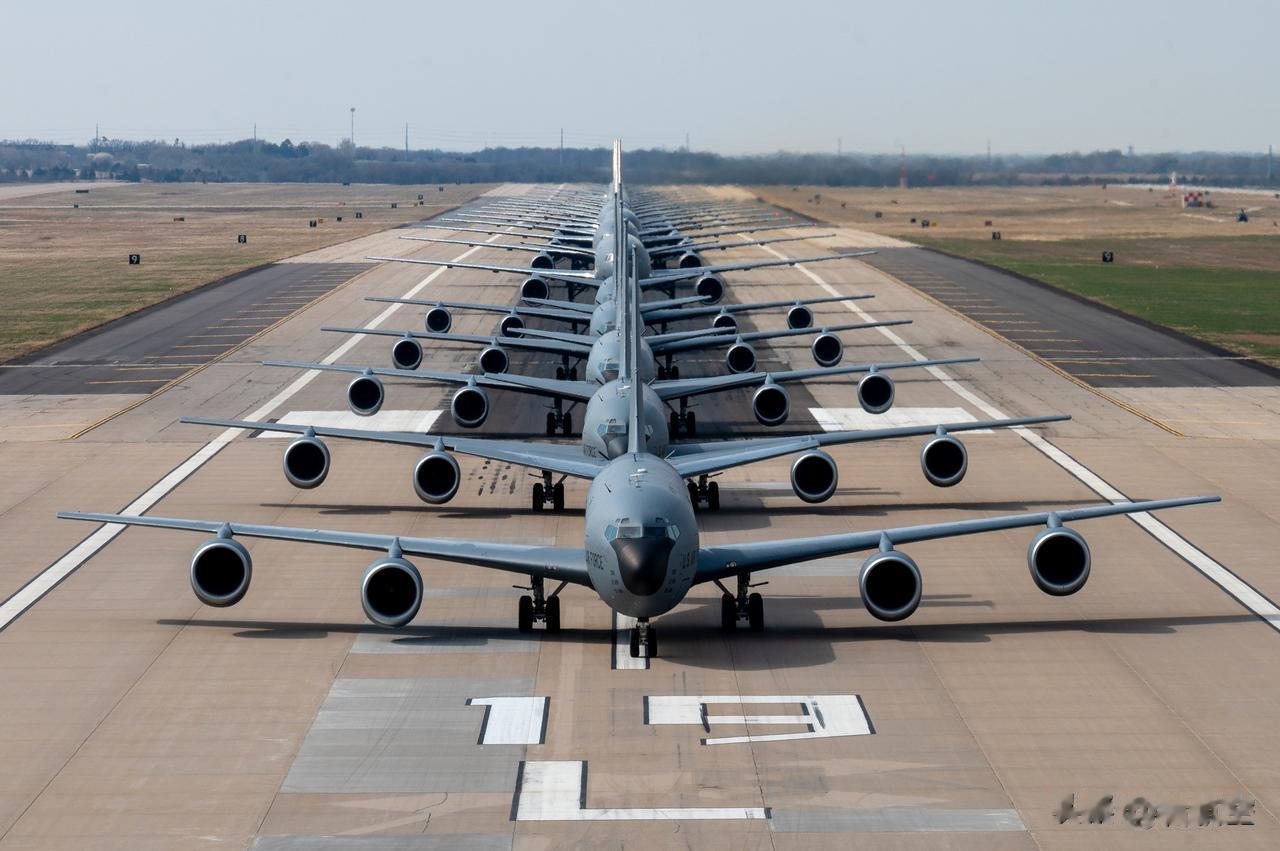 KC-46和KC-135大象漫步 