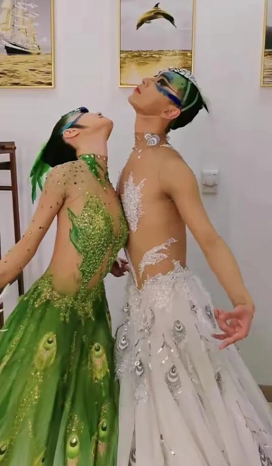 格局打开，“杨丽萍舞剧孔雀”没问题。怎么还被批不雅了呢？如果这也不允许，那么电影