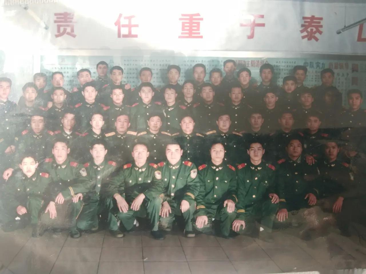 以前部队实行三年兵役制时，兵龄压制很严重，别看入伍只差一年时间，但上一年老兵能把