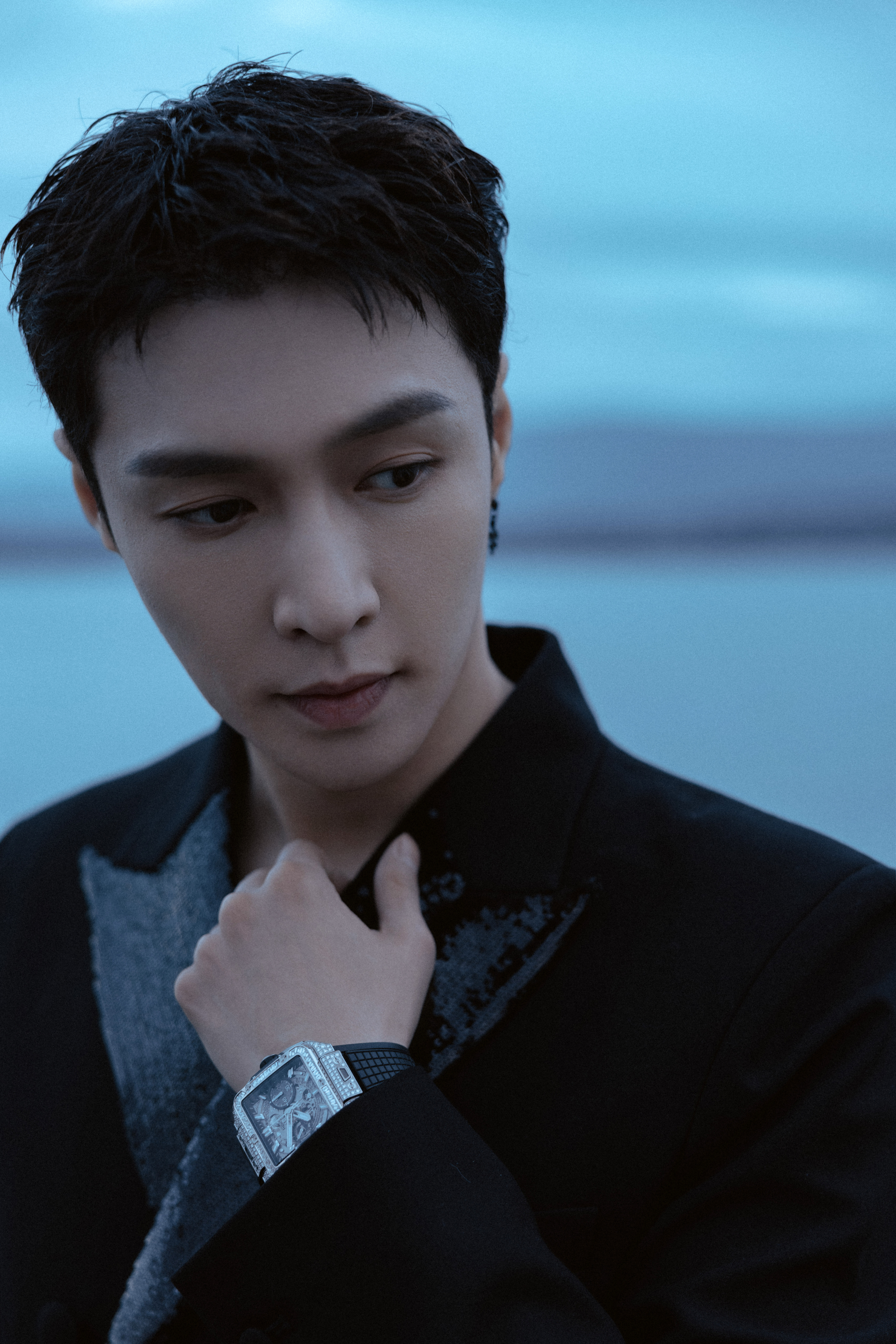 #张艺兴黑西装海边大片# ​​​张艺兴黑西装海边大片~优雅大气，卓然脱俗~疯狂存