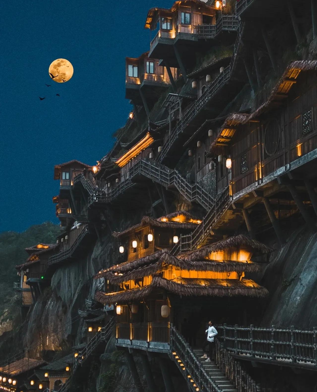 现实版的仙侠世界、这真不是游戏场景，也不是AI生成。
在江西上饶藏有一处仙侠世界