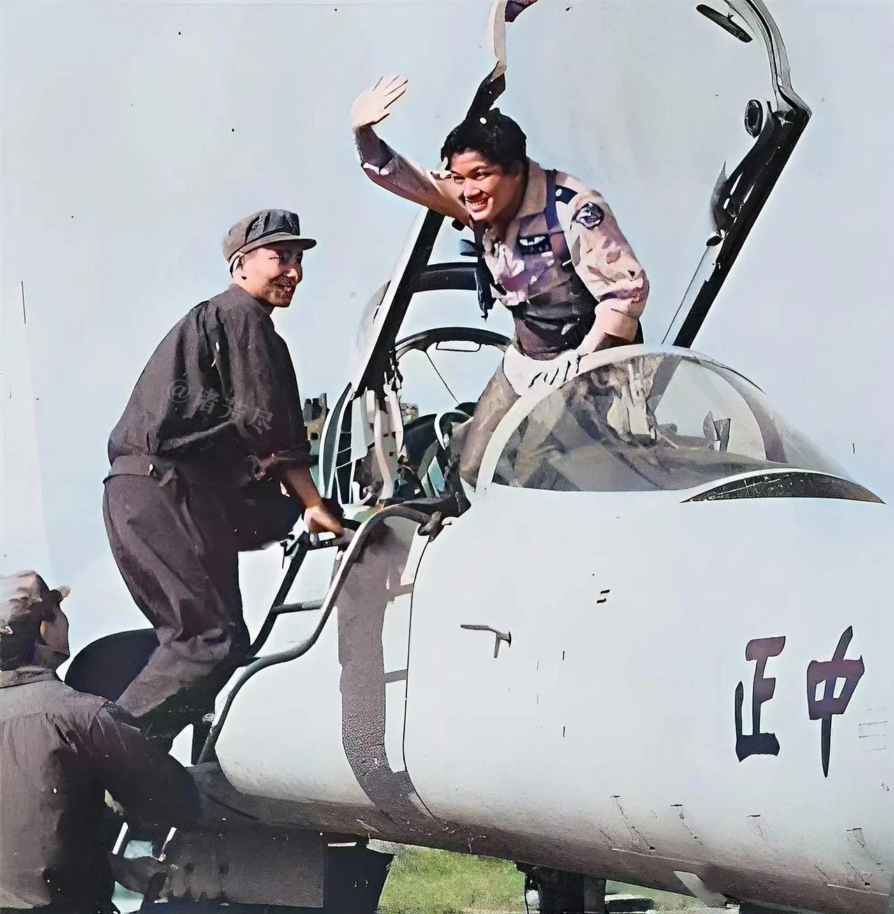 1981年，福建机场，台空军飞行员黄植诚驾驶F-5F战机投诚大陆，并受到了大陆方