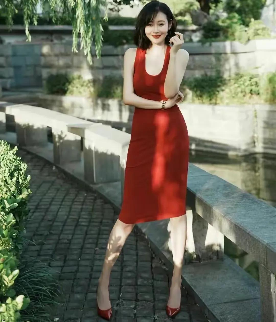 于明加的美永远是明媚中带着丝丝甘甜的味道。

一款大红色U领露背裙搭配一双尖头高