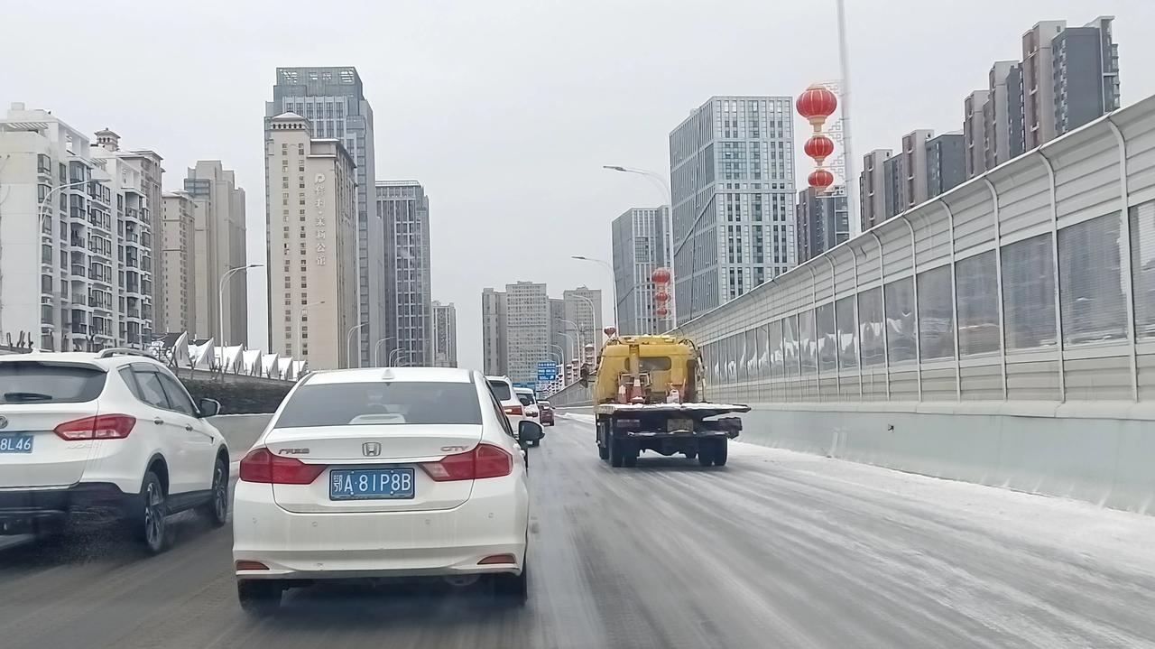 雄楚高架堵得稀烂，高德报事故，挪到地方却发现没有，只有几个警察在打扫现场。再行2