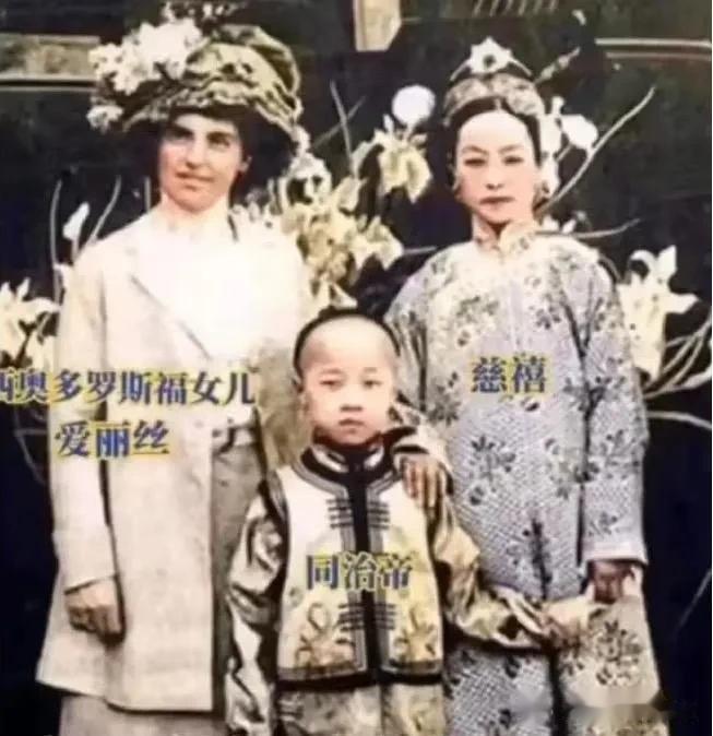 慈禧太后年轻时的照片与70岁时的照片对比。

不得不说，慈禧年轻时（那时还是懿贵