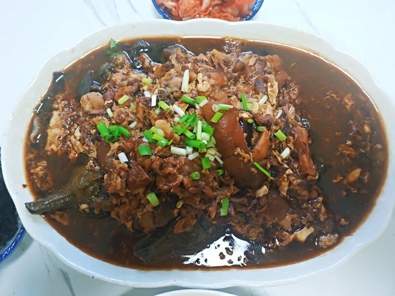 吃货的逻辑：疫情以来一直以吃蔬菜为主，没怎么吃肉，昨天老婆买了一个肘子，今天补偿