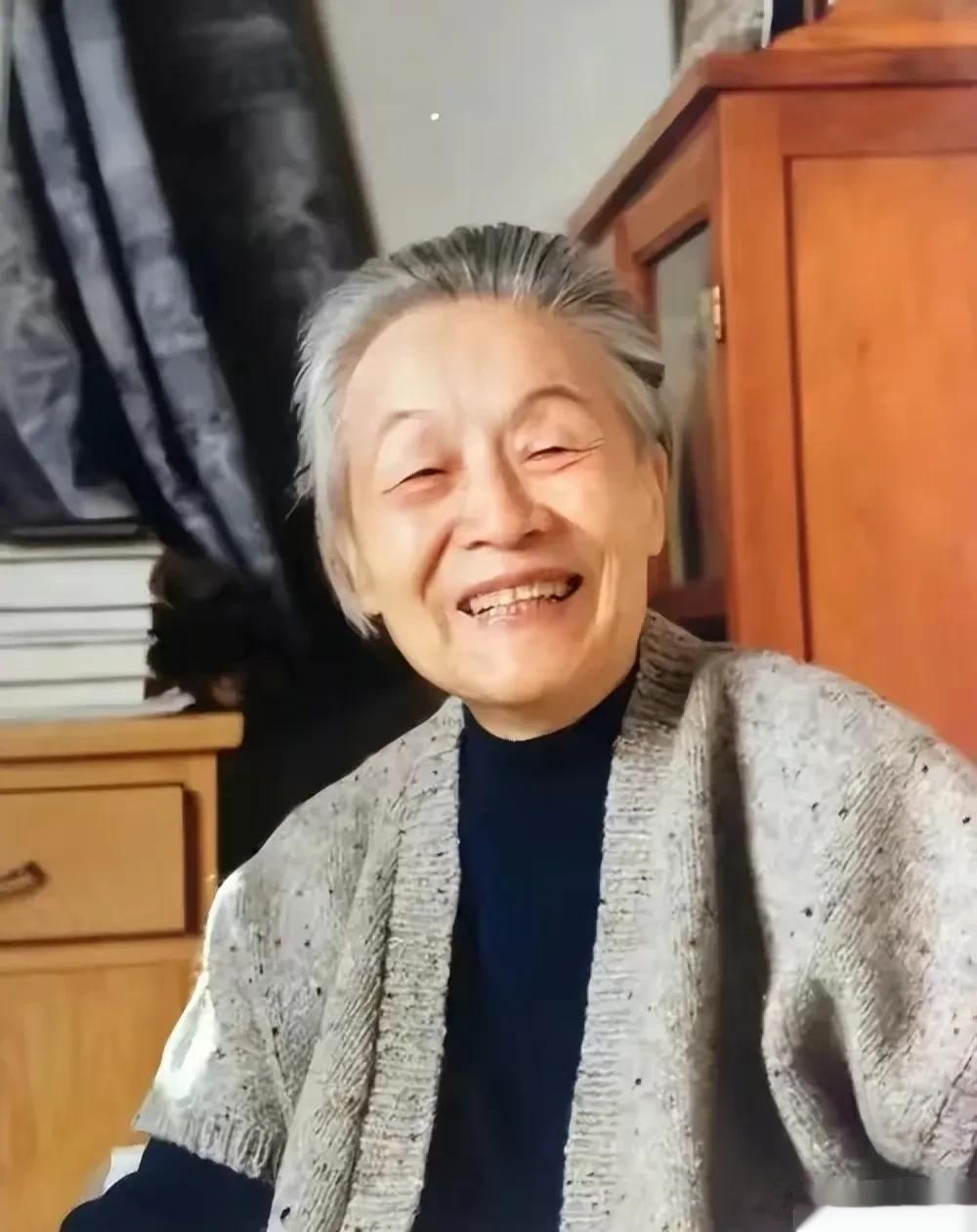 杨绛先生说：无论婚姻幸与不幸，枕边人忠与不忠，身为女人，唯一要明白一件事，婚姻并