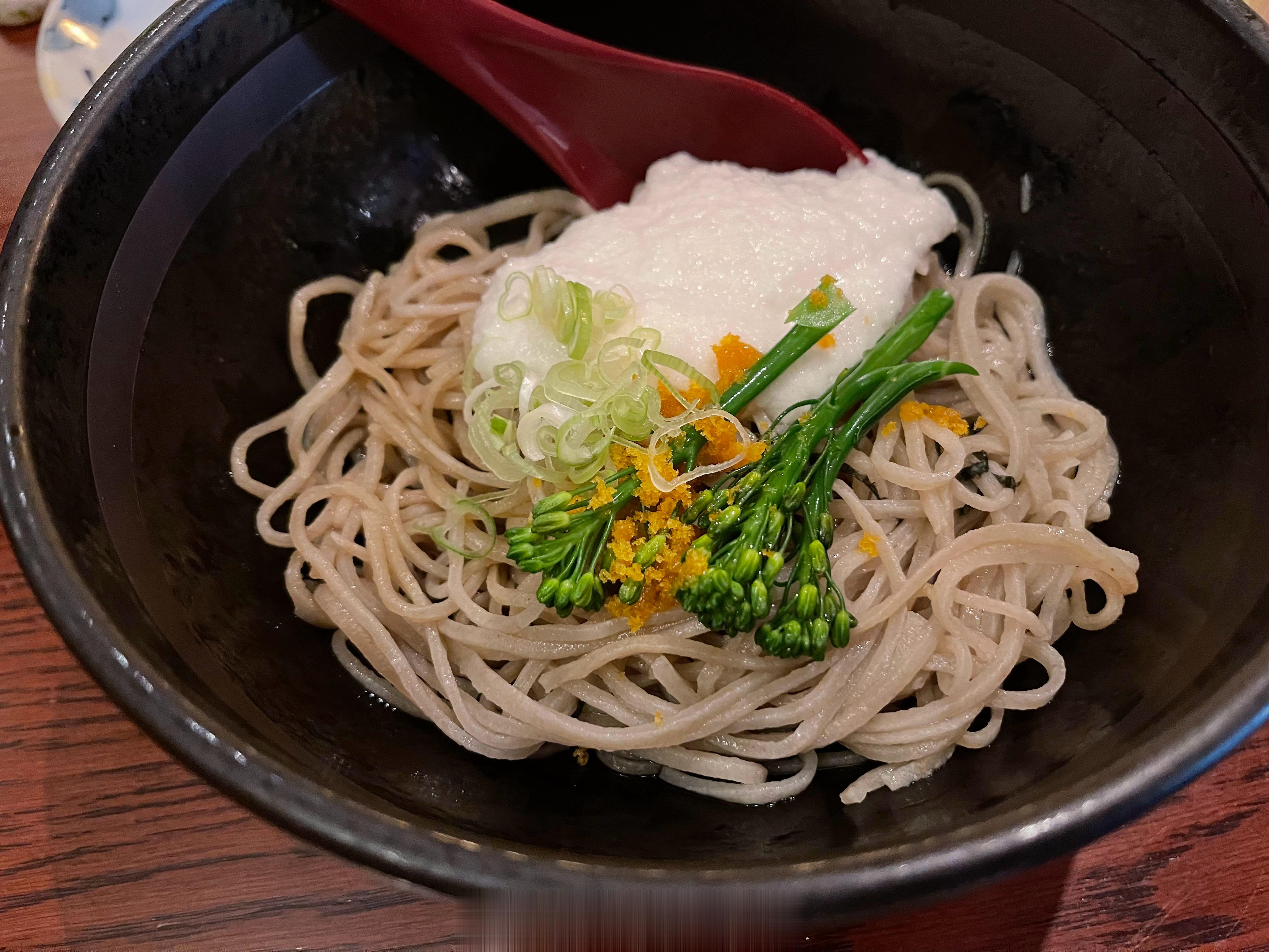 吃完晚饭去海边坐坐，被一只小狗