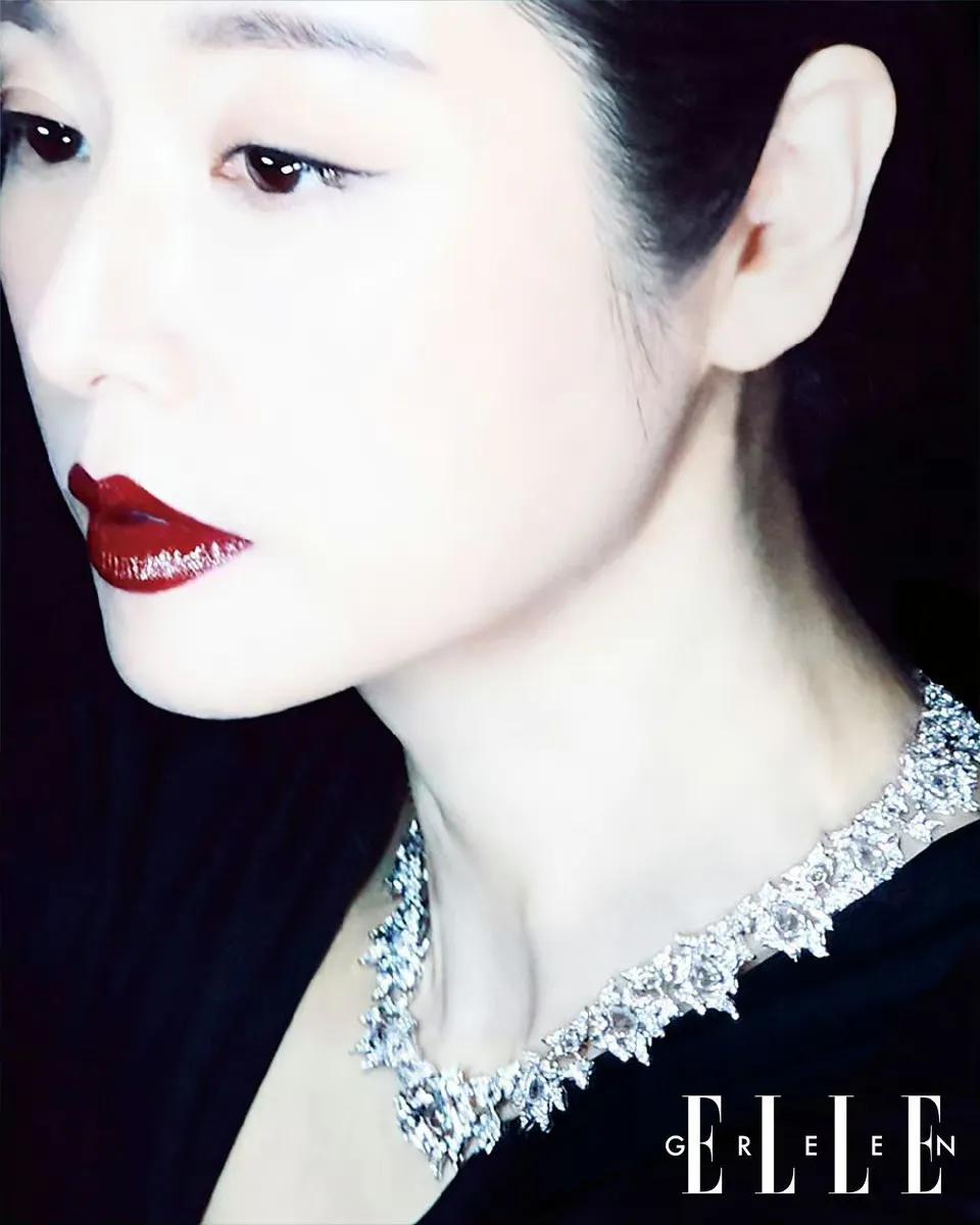 林心如最新杂志释出，整个大片的氛围有静谧的感觉，[大笑][大笑]就是认不出来了，