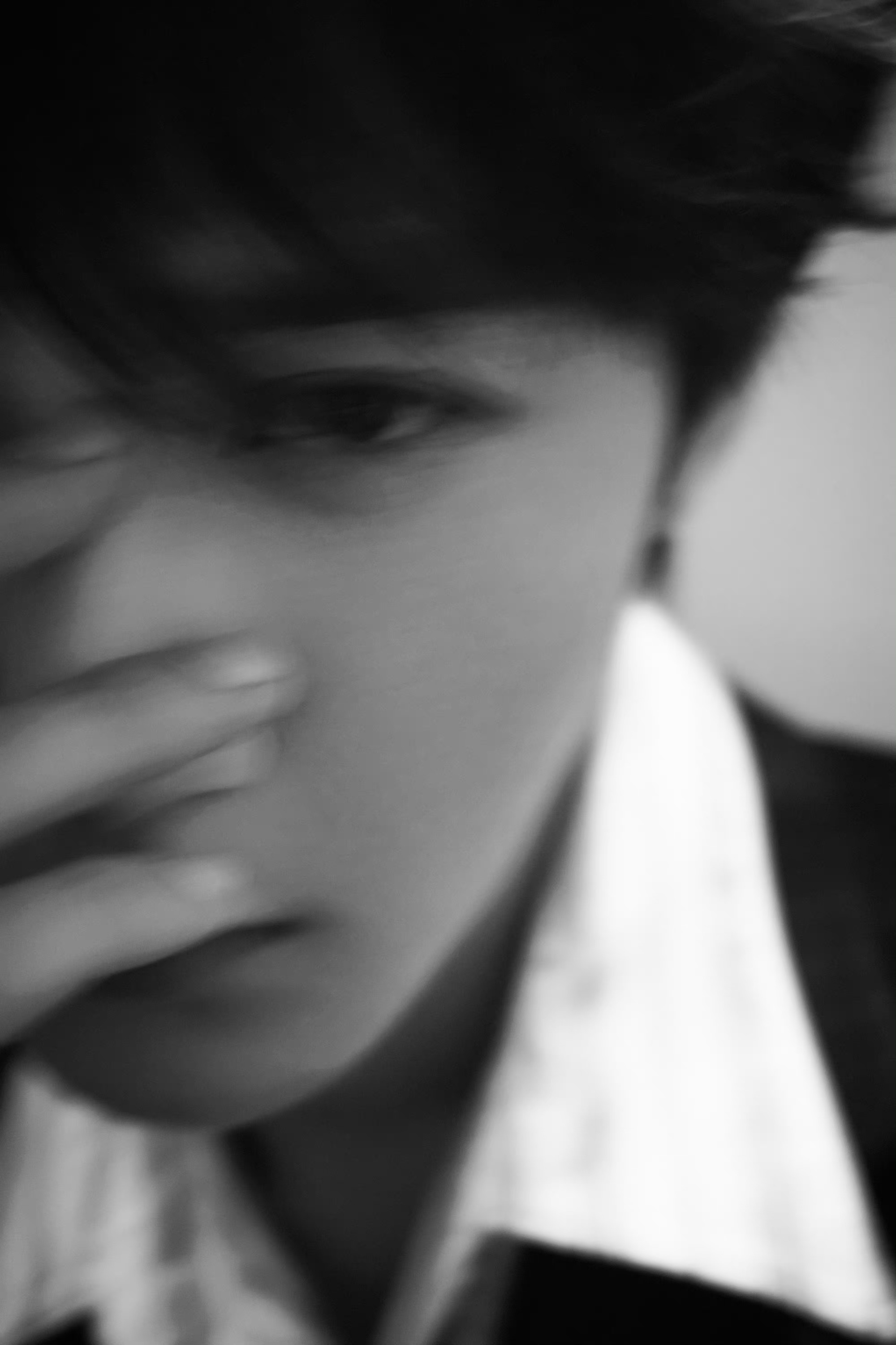 #檀健次黑西装楼梯间大片# 檀健次黑西装楼梯间大片～帅到无法形容，氛围感直接拉满