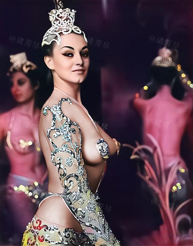 上世纪50年代，巴黎丽都夜总会，一位身穿华丽服饰的性感舞娘在后台留下了这张惊艳照