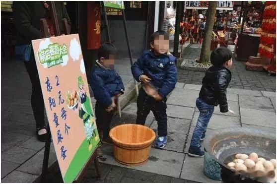 童便治病两则健康三岁男童的尿，叫童子尿，道家称为还原汤，可以使人保持青春不老。古