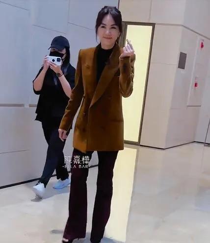 当初的“假小子”，现在却是最有女人味的一个！爱笑的女孩，运气都很不错！所以事业也