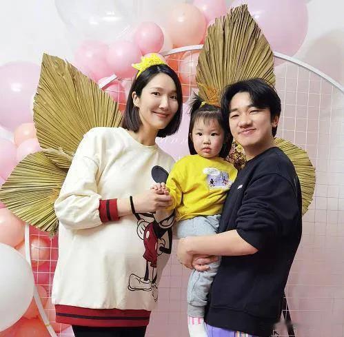 前几天，黄楚霖创办的一家制作公司举办了一场春茶活动，非常红火。来自中国内地的艺术