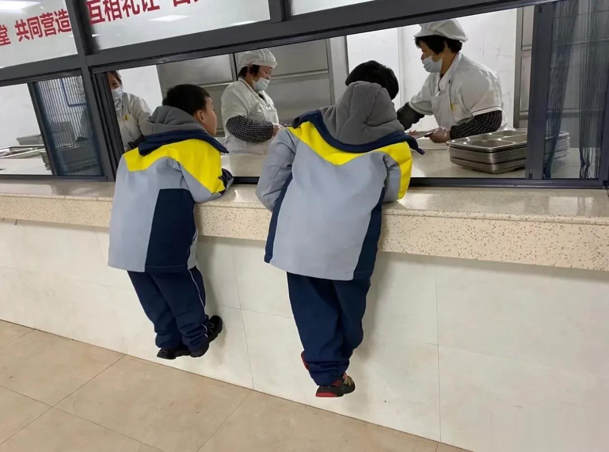 看一次笑一次“阿姨、快一点，坚持不住了……”
学校一年级的小盆友，每次打饭就像几