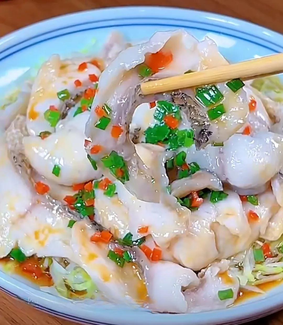 分享《白灼鱼》的制作过程
制作一道美味的白灼鱼，需要以下材料和步骤：

材料：
