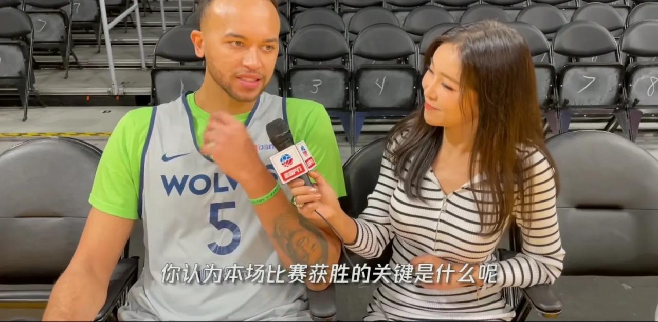 甜美的笑容，绝美的身材，周玲安不愧是最美篮球记者！

周玲安是腾讯体育驻NBA的
