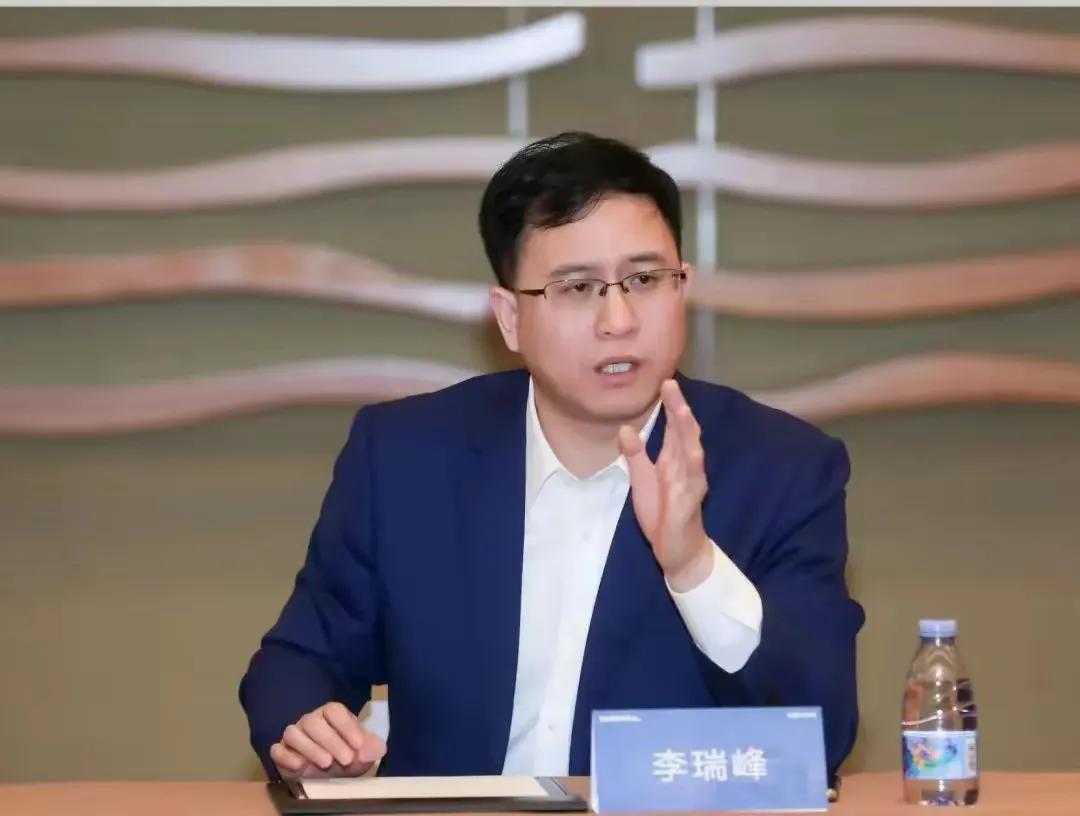  长城汽车李瑞峰透露了很多信息总结起来起来以下几点:
1.长城全面新能源转型
2