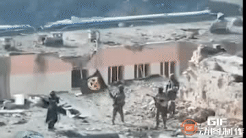 瓦格纳士兵攻进巴赫穆特市中心，并在楼顶拍摄插旗视频，乌粉看到直呼造假。

那么瓦