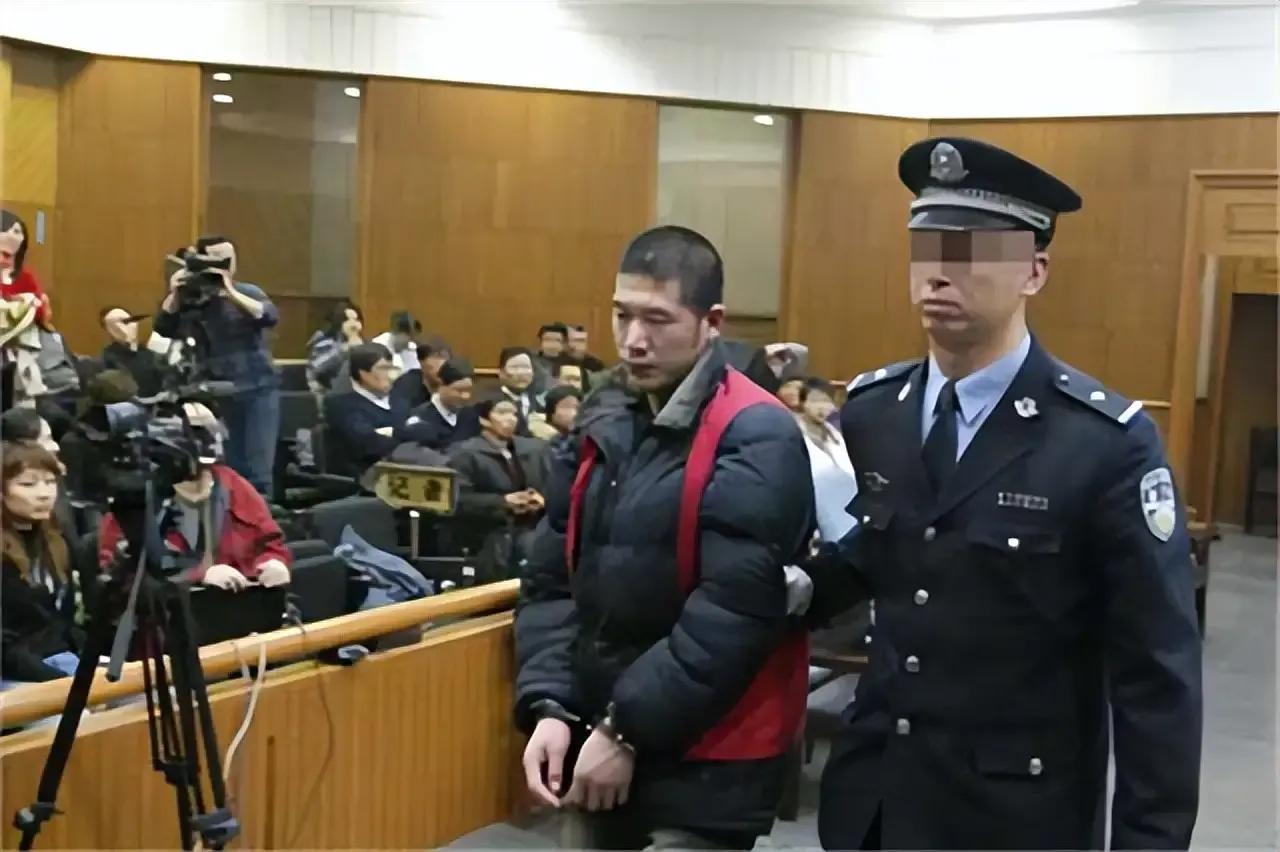 “求求您了，别没收我的车！”2006年，一位退伍军人在北京路边摆摊卖烤肠，遭城管
