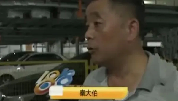 年轻小伙用20多辆豪车，将女子的车子围堵四天四夜，并放言“既然你有胆子把车停在这