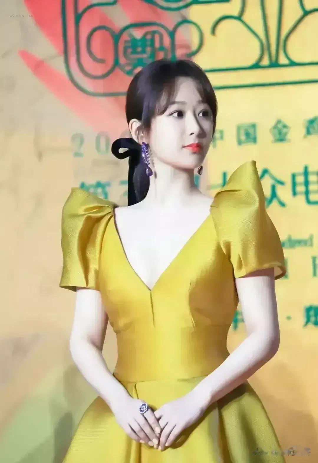 杨紫不愧是娱乐圈最红的女星，看到杨紫昔日参加活动的时候，身穿一身黄色连衣裙，简直