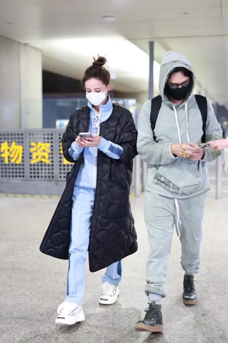 袁弘和张歆艺夫妇亮相上海机场，袁弘一身浅绿色卫衣挺低调，全程蒙着脸。张歆艺穿着厚