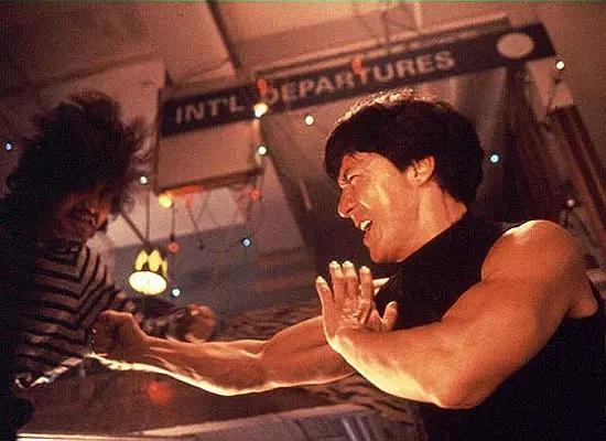 当一个人所坚持的信仰与这个时代相违背时，他就会顺从这个时代。因为动作大片的原因，