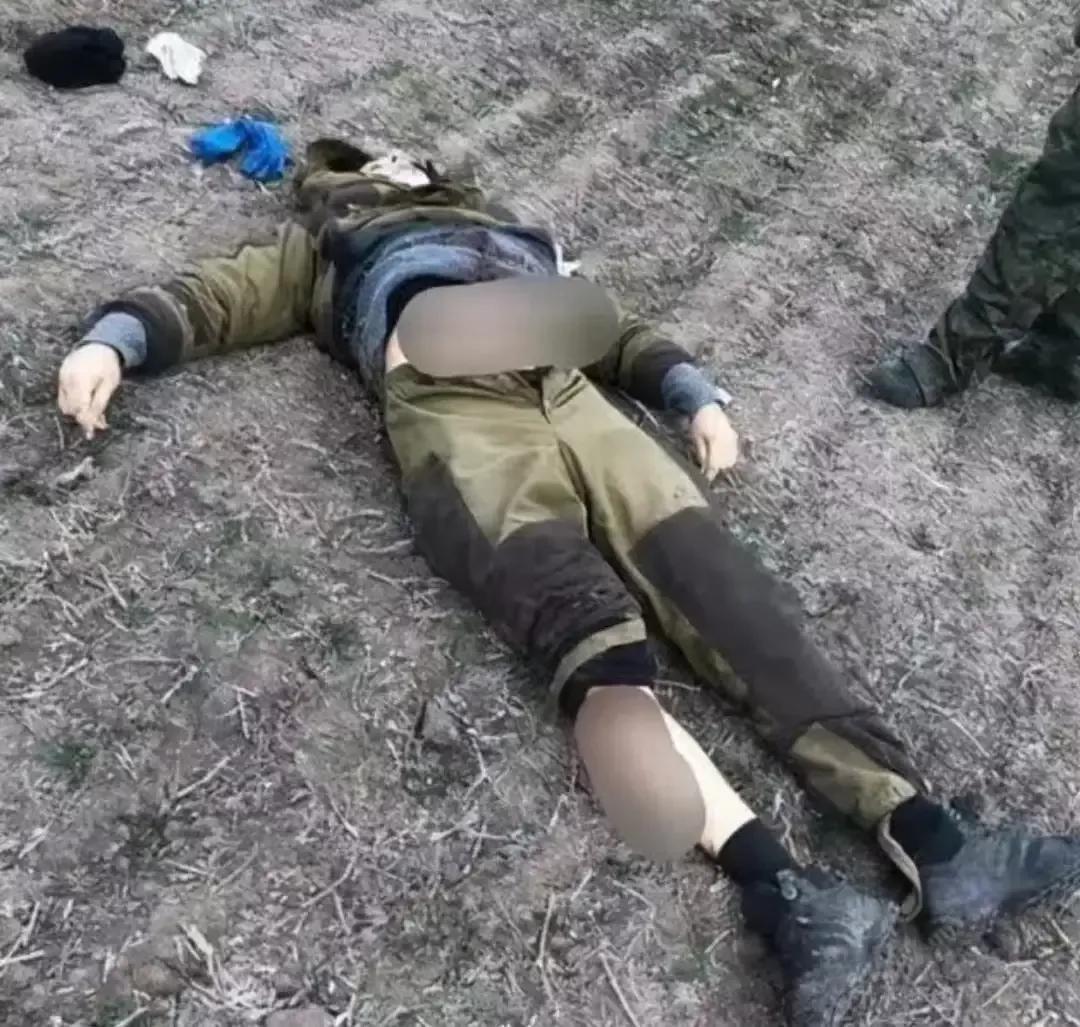 俄乌战场，年轻的乌克兰女兵的尸体躺在冰冷的战场上无人收尸。令人奇怪的是，为什么女