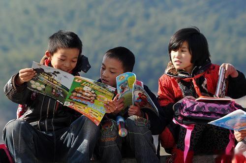 在中国的西部偏远山区，很多父母为了生活常年在外打工，家里的留守儿童只能和爷爷奶奶