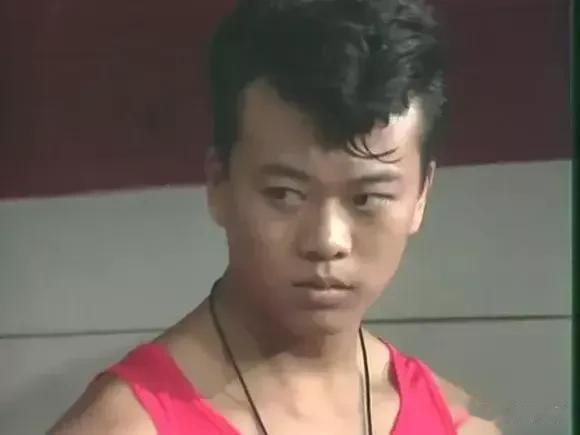1992年，欧阳震华跑了十年龙套，仍旧没有成名，同学吴志强告诉他：“你改名吧，改