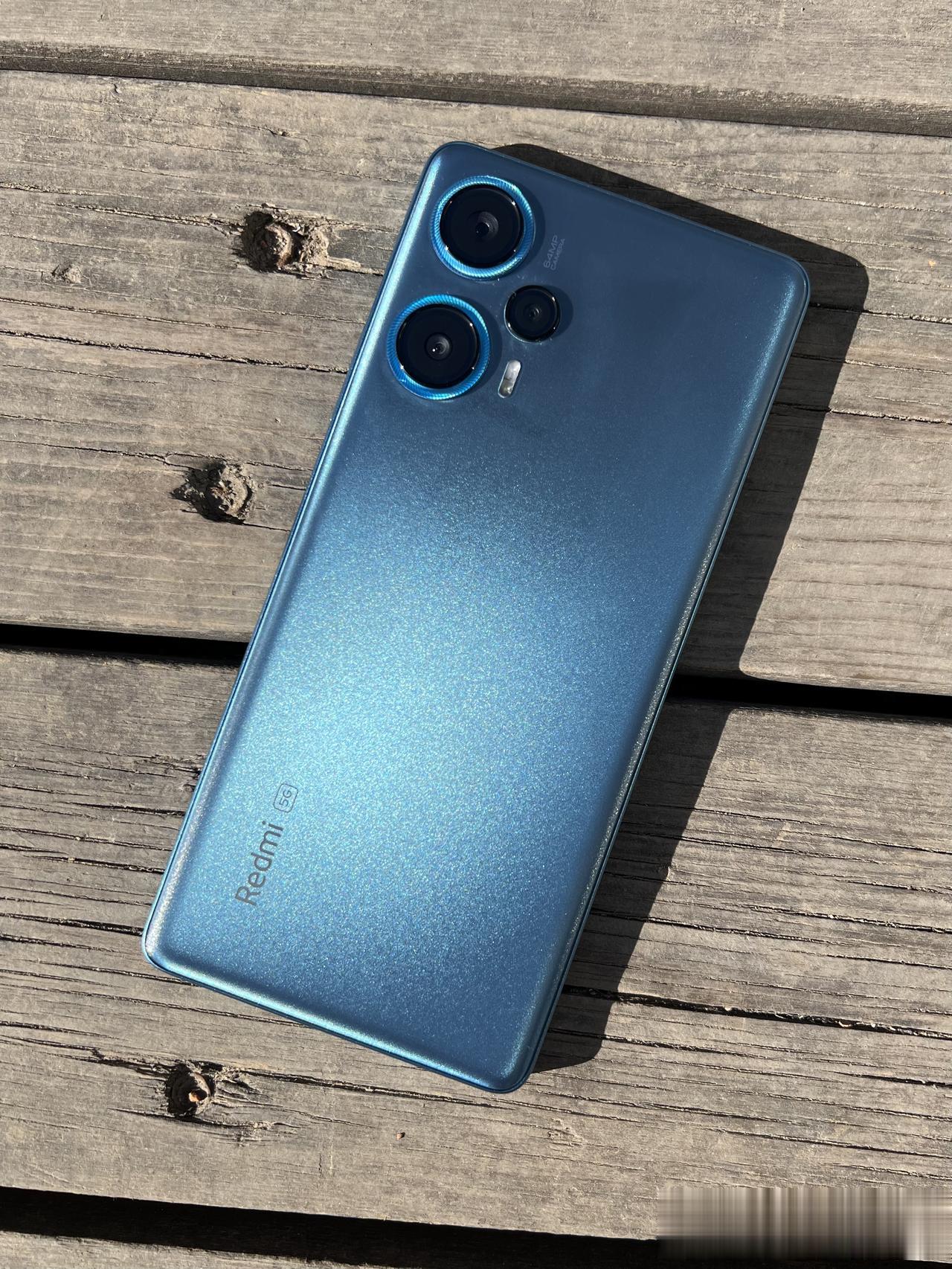 虽说红米Note 12 Turbo「冰羽白」配色是主打色，可我更偏爱「星海蓝」的