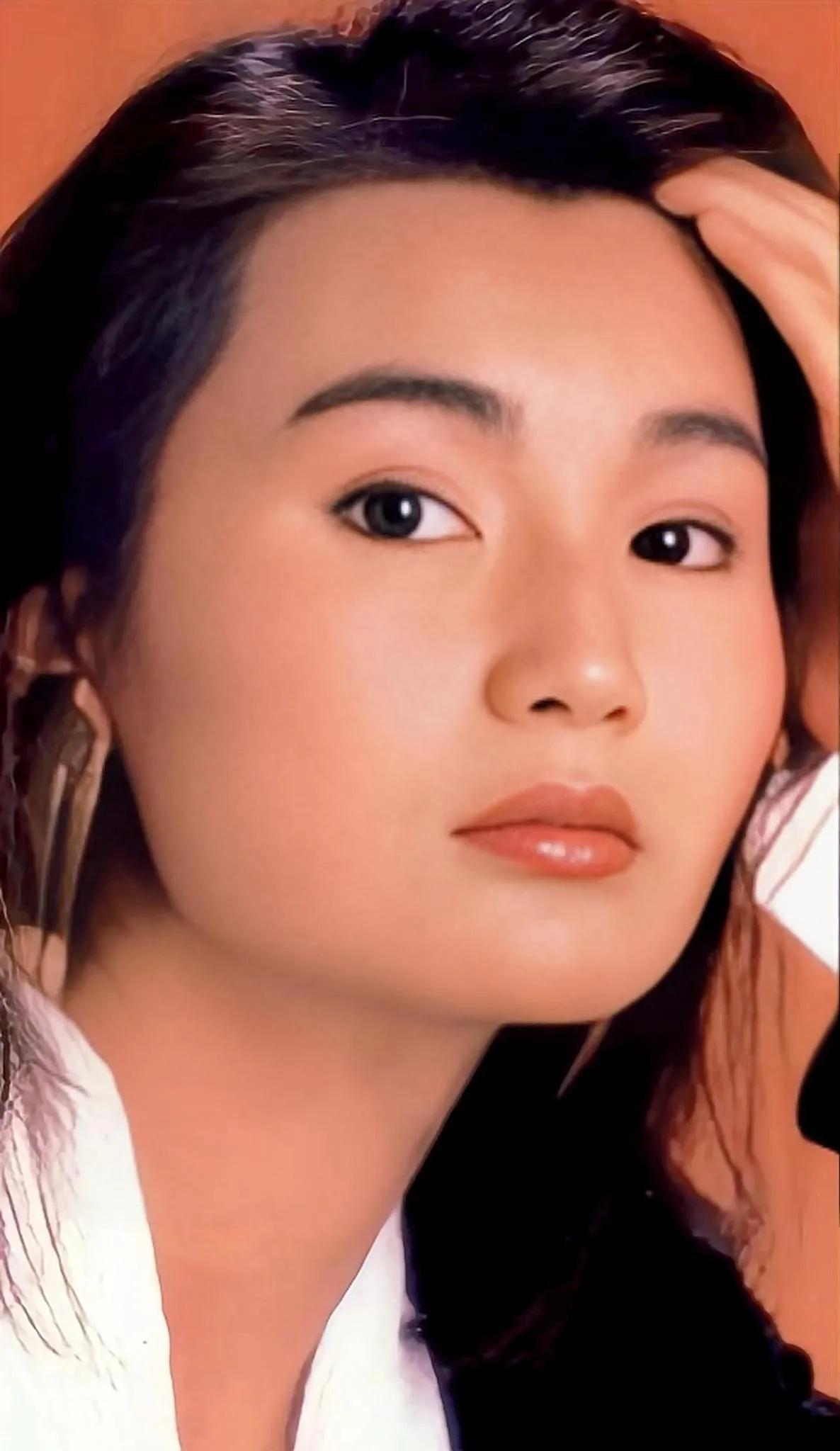  以前欣赏不了她的美，现在才发现她是女人里面最耐看的 过目不忘的那种，不是漂亮，