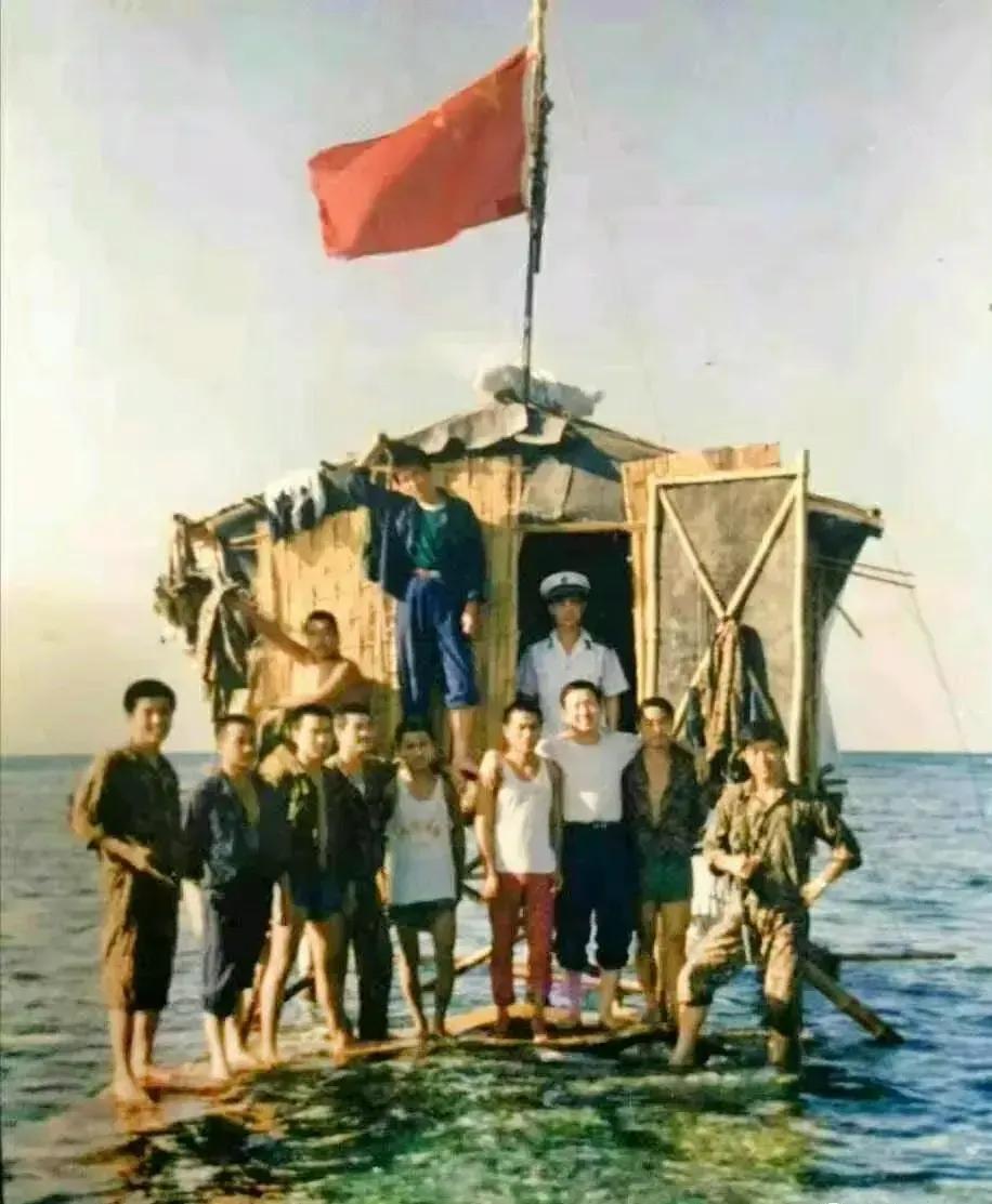 第一张照片是1988年驻守南海东门礁第一代高脚屋的解放军战士。
当时国家还不怎么