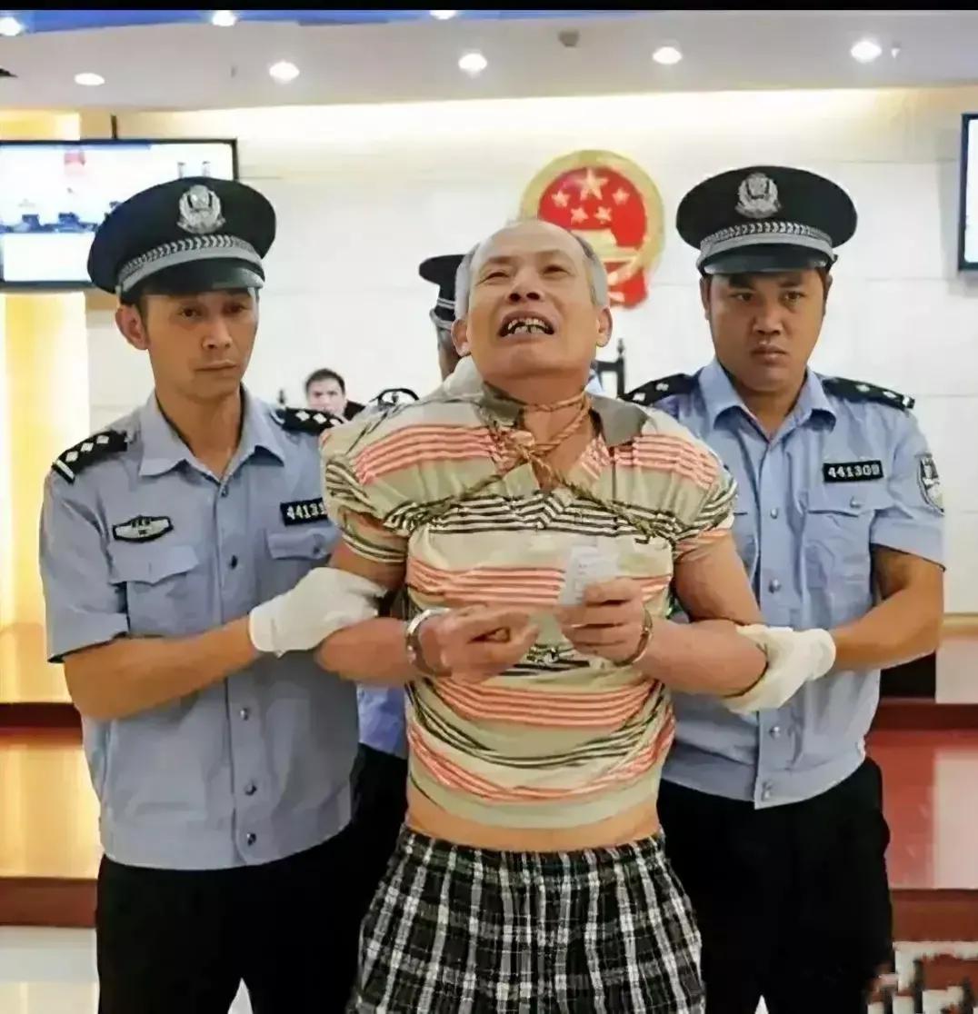 2012年，广东省江门，何锦权听到法官宣判死刑终审判决后，情绪立即失控，面对镜头