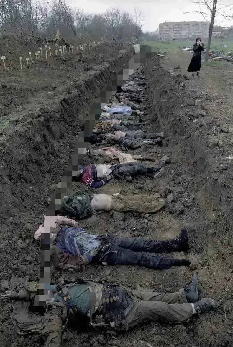 这些乌克兰男人为了保卫自己的家园 ，付出了生命的代价。他们衣衫不整，血肉模糊，被