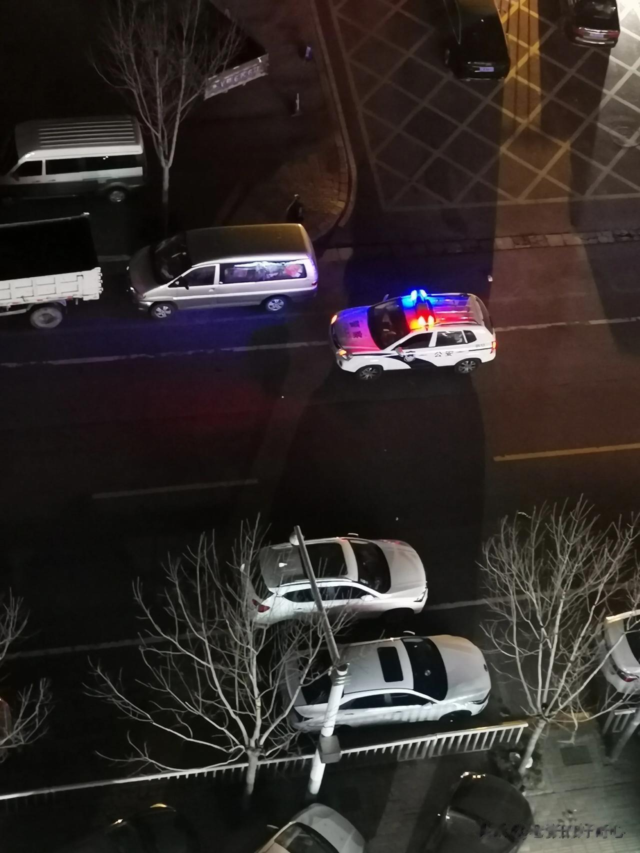 城市小区放烟花，元宵佳节喜年华！
可惜烟花虽好，警察易到。[我想静静][我想静静